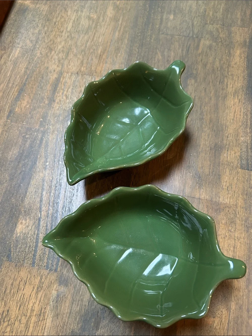 2 Green Leaf-Shaped Ceramic Serving Dish | oven, microwave dishwasher safe